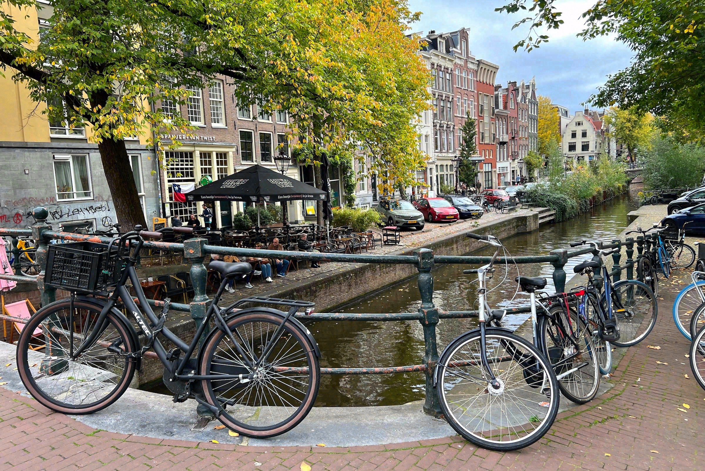 Fahrräder an einer Amsterdamer Gracht