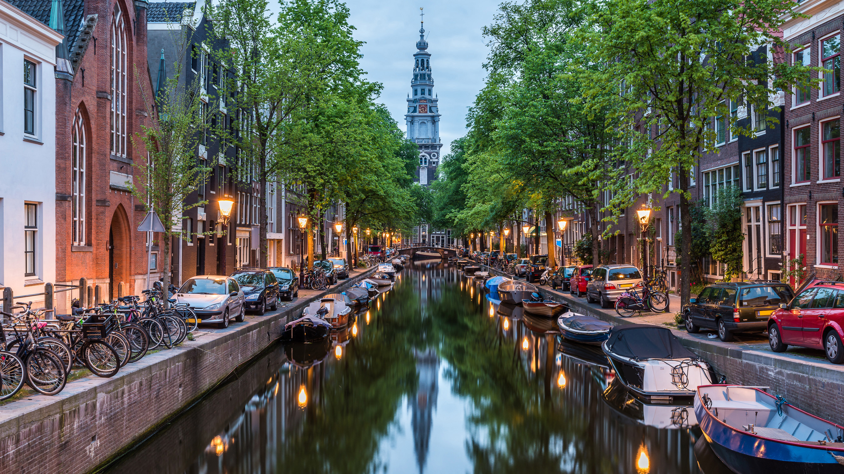 Gracht in der Abenddämmerung mit der Zuiderkerk